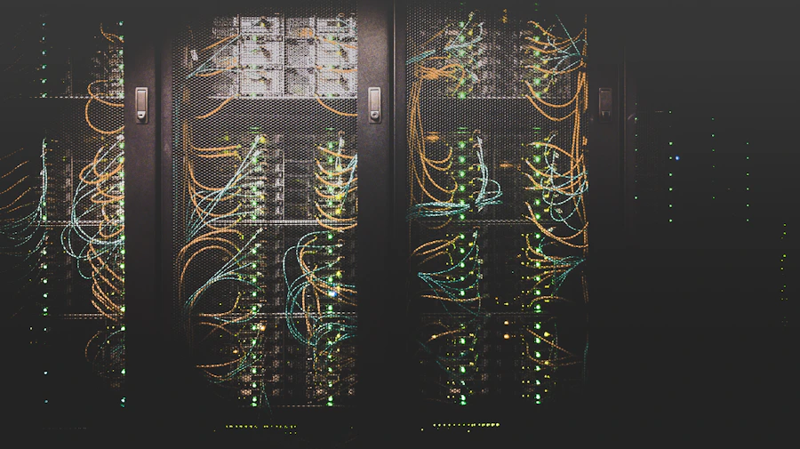 Corredor de data center com fileiras de servidores